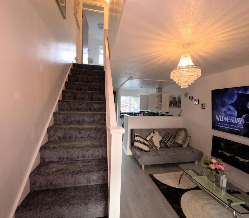 Milton Keynes Luxury Short Stay House With Wifi And Free Parking Wolverton  Ngoại thất bức ảnh