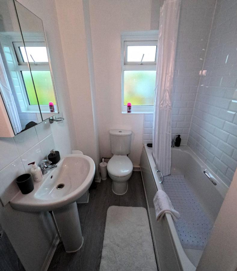 Milton Keynes Luxury Short Stay House With Wifi And Free Parking Wolverton  Ngoại thất bức ảnh